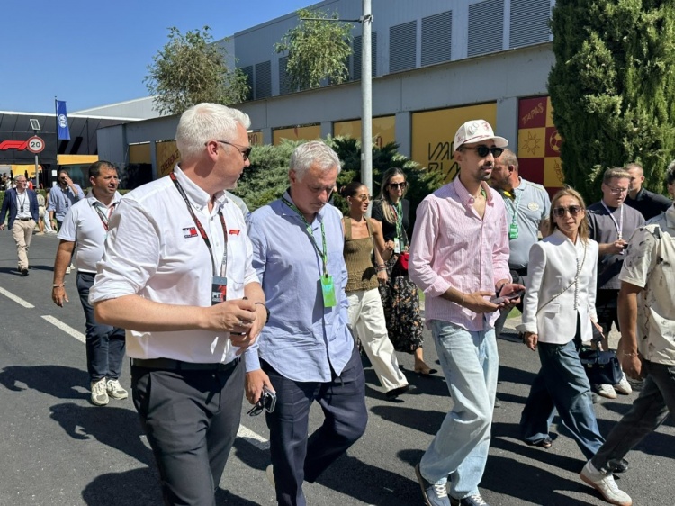 记者:穆里尼奥现身F1西班牙大奖赛,此前曾放话本轮没赢就不会来 记者:穆里尼奥现身F1西班牙大奖赛,此前曾放话本轮没赢就不会来